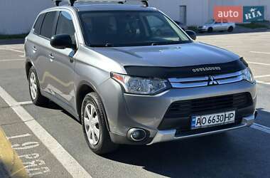 Внедорожник / Кроссовер Mitsubishi Outlander 2014 в 