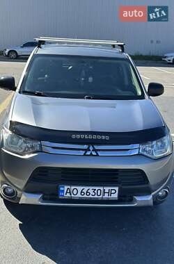Внедорожник / Кроссовер Mitsubishi Outlander 2014 в 