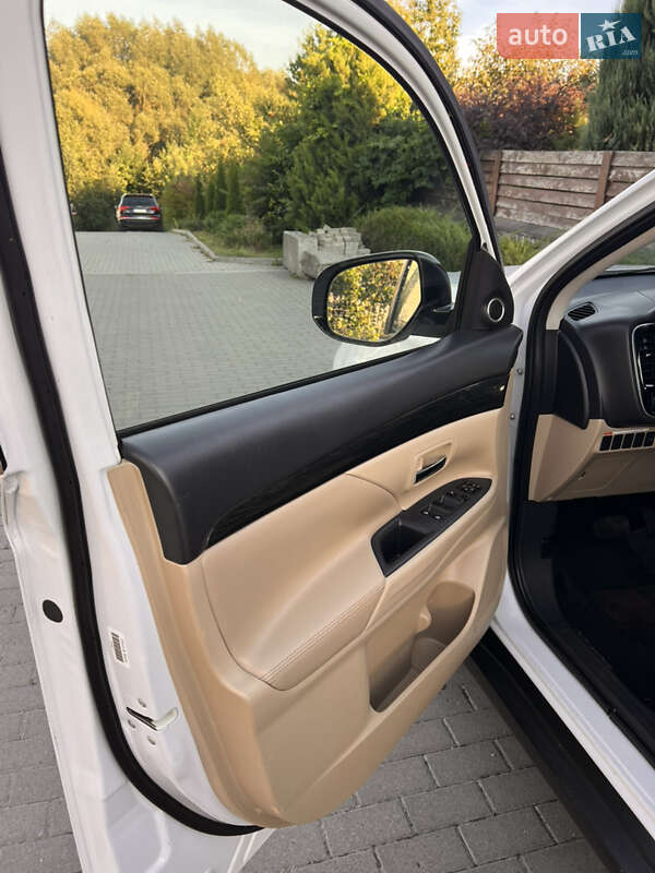 Позашляховик / Кросовер Mitsubishi Outlander 2015 в Хмельницькому