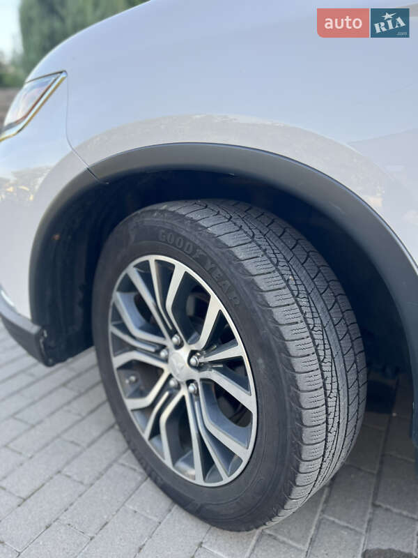 Позашляховик / Кросовер Mitsubishi Outlander 2015 в Хмельницькому