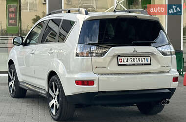 Внедорожник / Кроссовер Mitsubishi Outlander 2012 в 