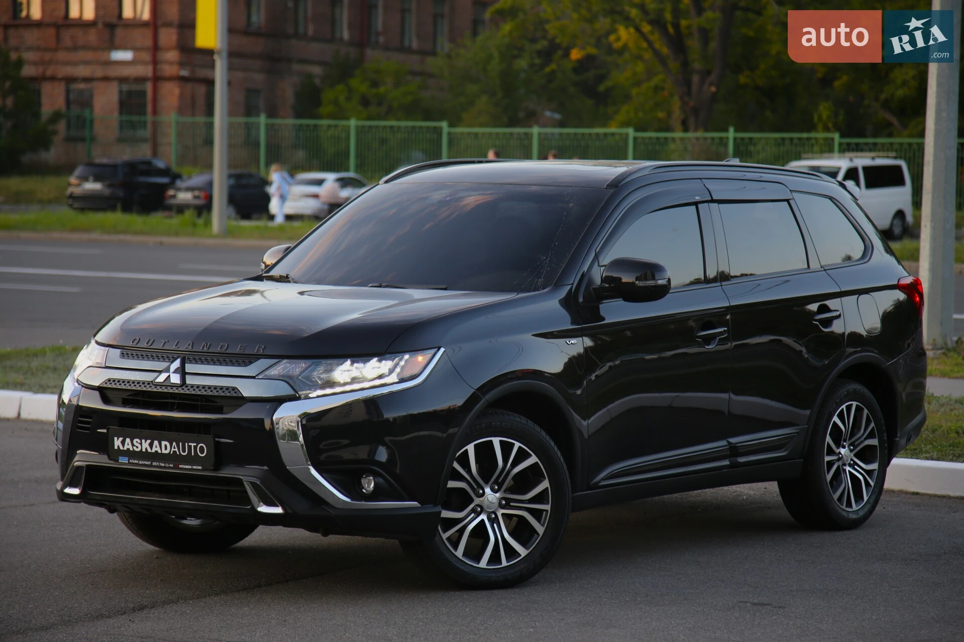 2018 Mitsubishi Outlander - фото 1