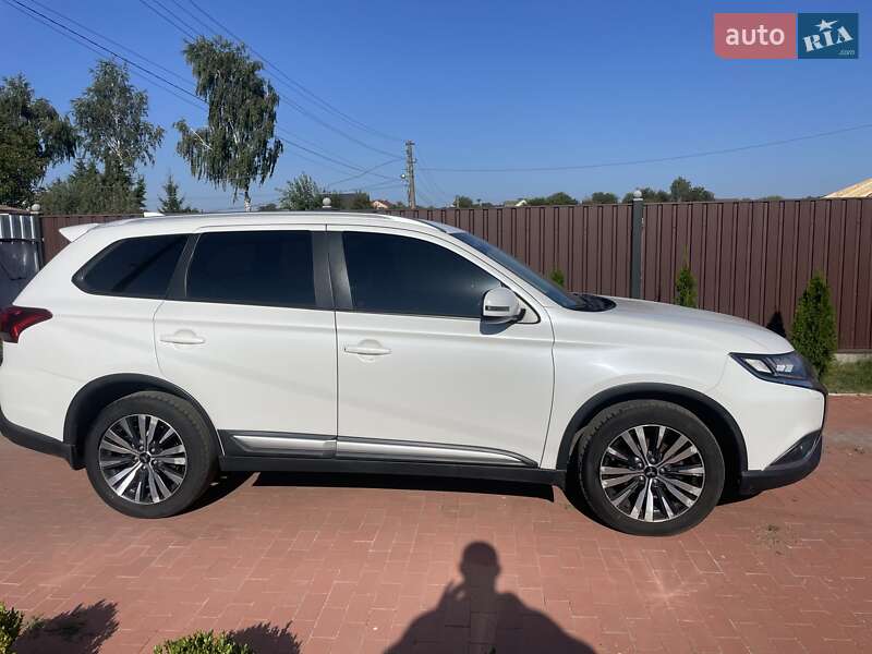 Позашляховик / Кросовер Mitsubishi Outlander 2018 в Києві