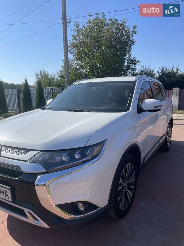 Позашляховик / Кросовер Mitsubishi Outlander 2018 в Києві