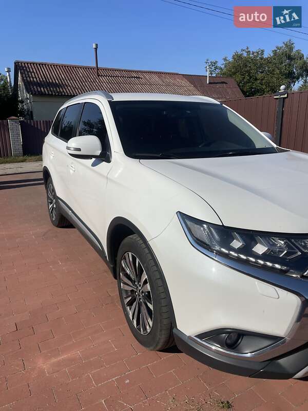 Позашляховик / Кросовер Mitsubishi Outlander 2018 в Києві
