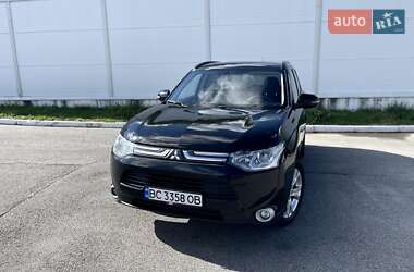 Внедорожник / Кроссовер Mitsubishi Outlander 2013 в 