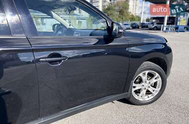 Внедорожник / Кроссовер Mitsubishi Outlander 2013 в 