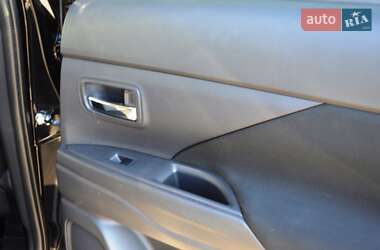 Внедорожник / Кроссовер Mitsubishi Outlander 2013 в 