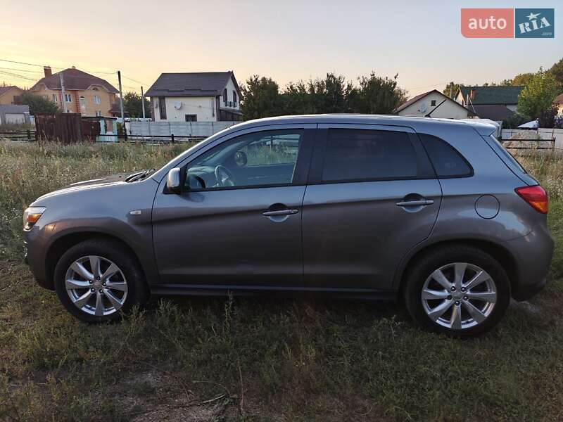 Позашляховик / Кросовер Mitsubishi Outlander 2015 в Києві