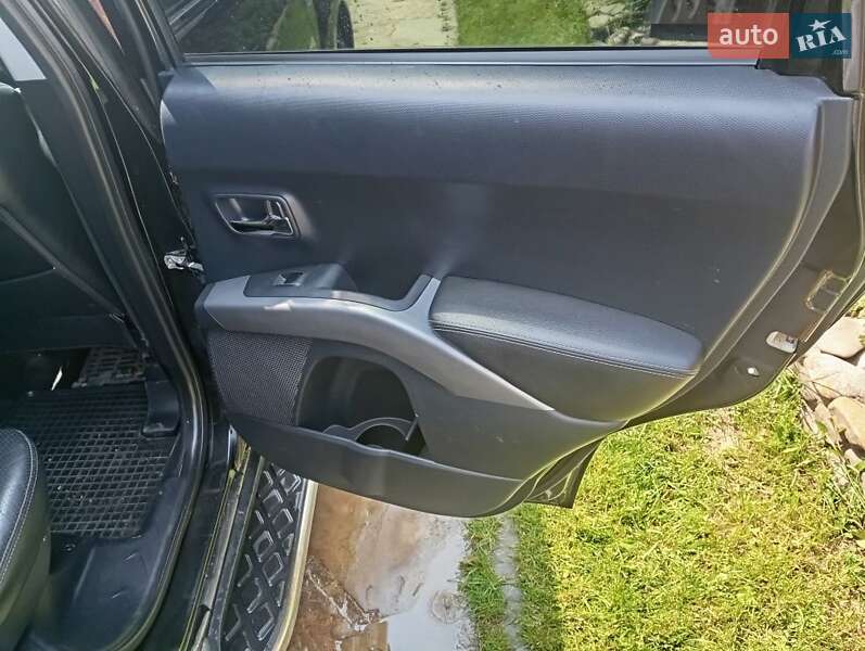 Внедорожник / Кроссовер Mitsubishi Outlander 2009 в Сторожинце