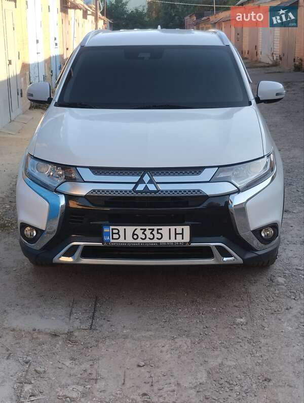Внедорожник / Кроссовер Mitsubishi Outlander 2019 в Полтаве