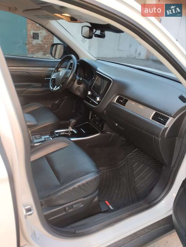 Внедорожник / Кроссовер Mitsubishi Outlander 2019 в Полтаве