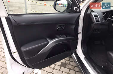 Внедорожник / Кроссовер Mitsubishi Outlander 2011 в 