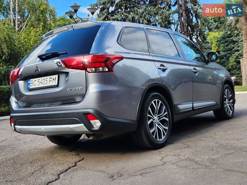 Внедорожник / Кроссовер Mitsubishi Outlander 2016 в Каменском