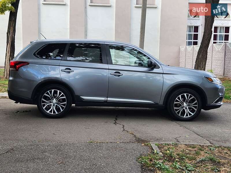Внедорожник / Кроссовер Mitsubishi Outlander 2016 в Каменском