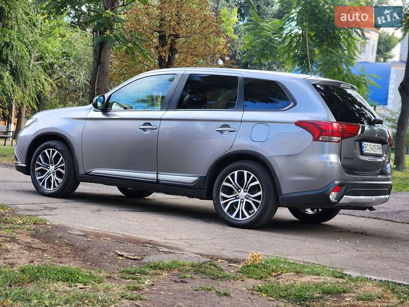 Внедорожник / Кроссовер Mitsubishi Outlander 2016 в Каменском