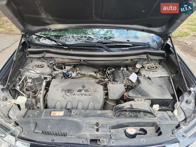 Внедорожник / Кроссовер Mitsubishi Outlander 2016 в Каменском