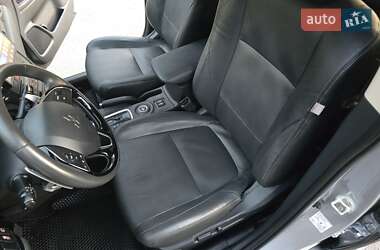Внедорожник / Кроссовер Mitsubishi Outlander 2015 в 
