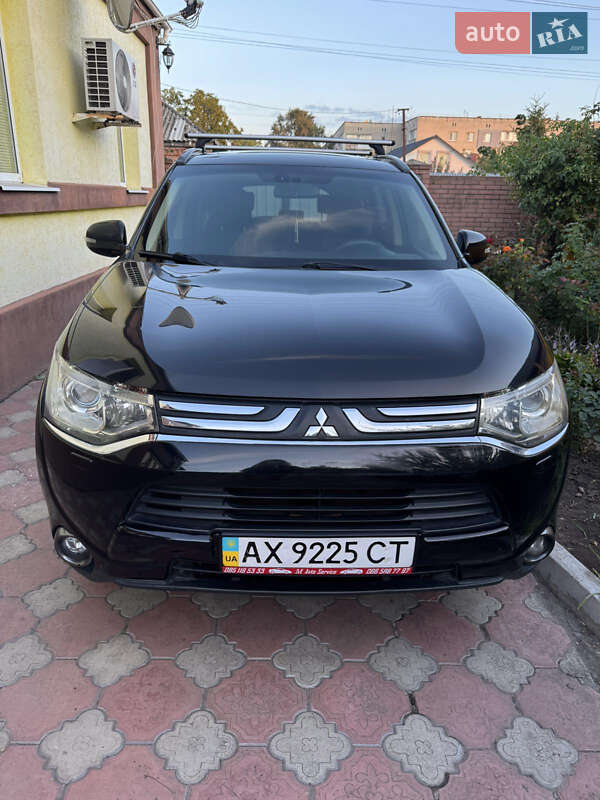 Внедорожник / Кроссовер Mitsubishi Outlander 2012 в Краснограде