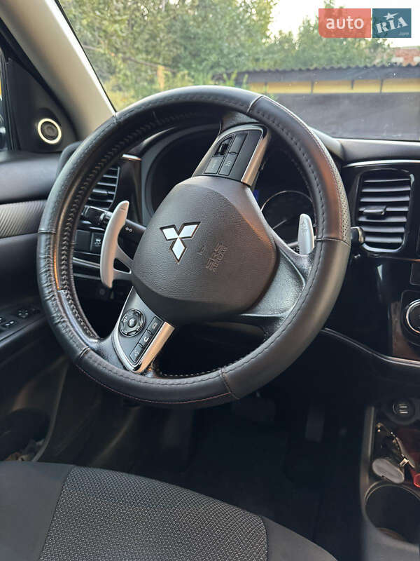 Внедорожник / Кроссовер Mitsubishi Outlander 2012 в Краснограде