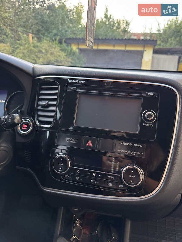 Внедорожник / Кроссовер Mitsubishi Outlander 2012 в Краснограде
