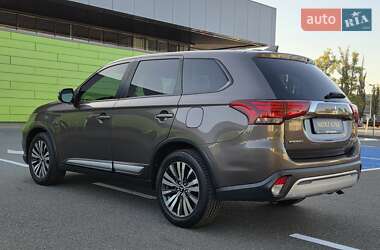 Внедорожник / Кроссовер Mitsubishi Outlander 2018 в 