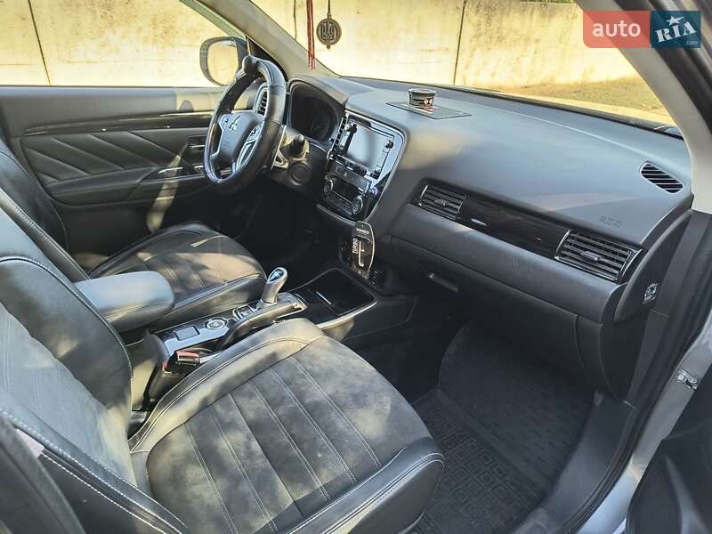 Позашляховик / Кросовер Mitsubishi Outlander 2016 в Кропивницькому