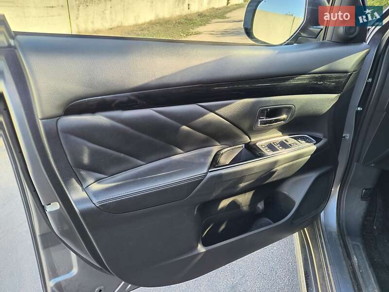 Позашляховик / Кросовер Mitsubishi Outlander 2016 в Кропивницькому