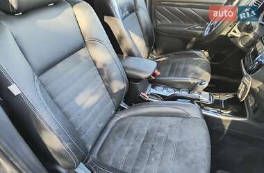 Внедорожник / Кроссовер Mitsubishi Outlander 2016 в 
