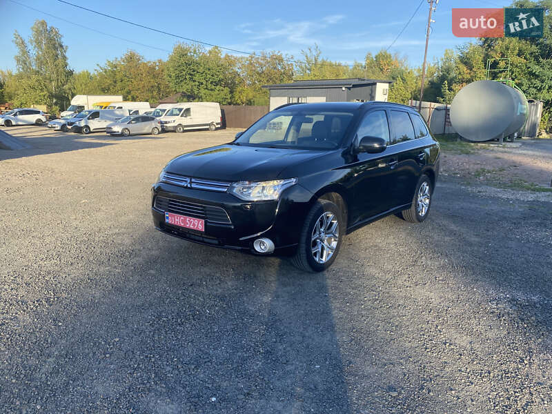 Внедорожник / Кроссовер Mitsubishi Outlander 2013 в Нововолынске