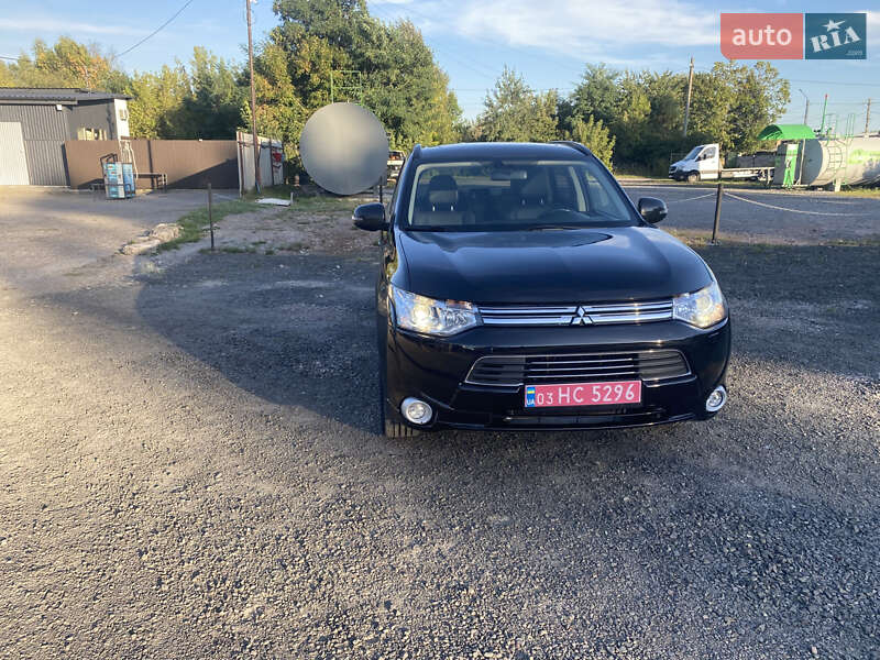 Внедорожник / Кроссовер Mitsubishi Outlander 2013 в Нововолынске