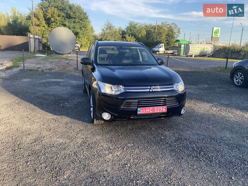 Внедорожник / Кроссовер Mitsubishi Outlander 2013 в Нововолынске