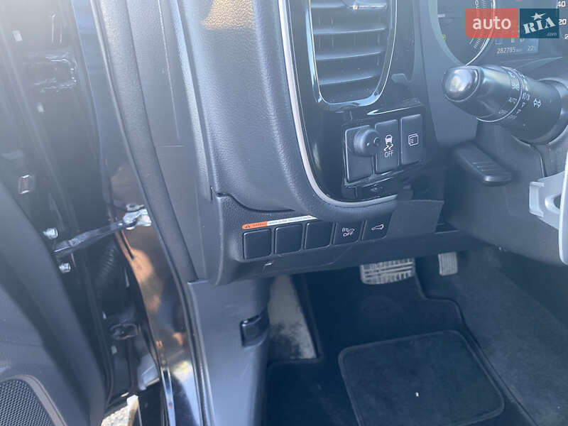 Внедорожник / Кроссовер Mitsubishi Outlander 2013 в Нововолынске