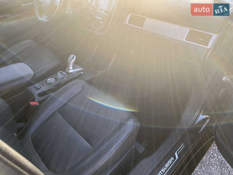 Внедорожник / Кроссовер Mitsubishi Outlander 2013 в Нововолынске