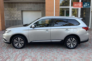 Внедорожник / Кроссовер Mitsubishi Outlander 2020 в 