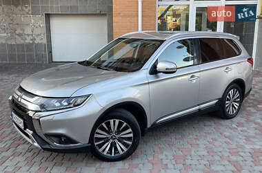 Внедорожник / Кроссовер Mitsubishi Outlander 2020 в 