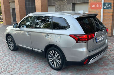 Внедорожник / Кроссовер Mitsubishi Outlander 2020 в 