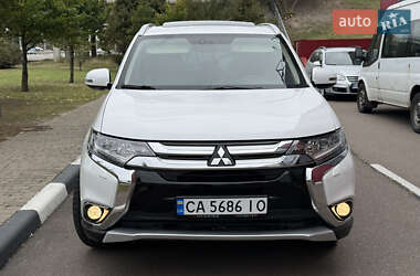 Внедорожник / Кроссовер Mitsubishi Outlander 2015 в 
