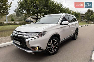 Внедорожник / Кроссовер Mitsubishi Outlander 2015 в 