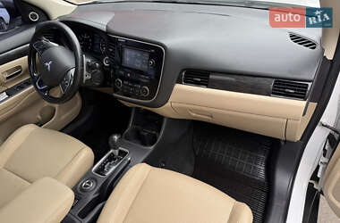Внедорожник / Кроссовер Mitsubishi Outlander 2015 в 