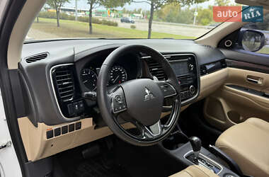Внедорожник / Кроссовер Mitsubishi Outlander 2015 в 