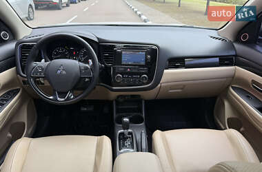 Внедорожник / Кроссовер Mitsubishi Outlander 2015 в 