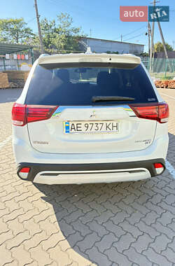Внедорожник / Кроссовер Mitsubishi Outlander 2017 в 
