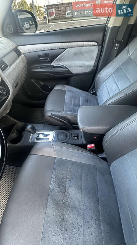 Позашляховик / Кросовер Mitsubishi Outlander 2015 в Києві