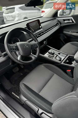 Внедорожник / Кроссовер Mitsubishi Outlander 2022 в 