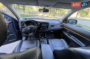 Внедорожник / Кроссовер Mitsubishi Outlander 2014 в 
