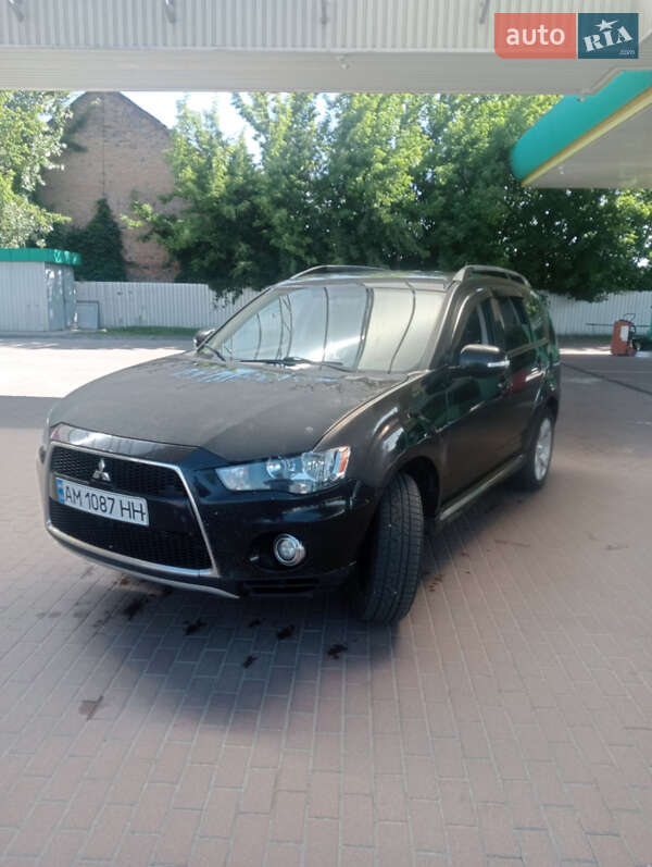 Внедорожник / Кроссовер Mitsubishi Outlander 2012 в 