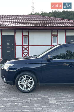 Внедорожник / Кроссовер Mitsubishi Outlander 2013 в 