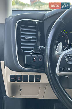 Внедорожник / Кроссовер Mitsubishi Outlander 2013 в 