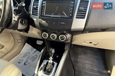 Внедорожник / Кроссовер Mitsubishi Outlander 2010 в 